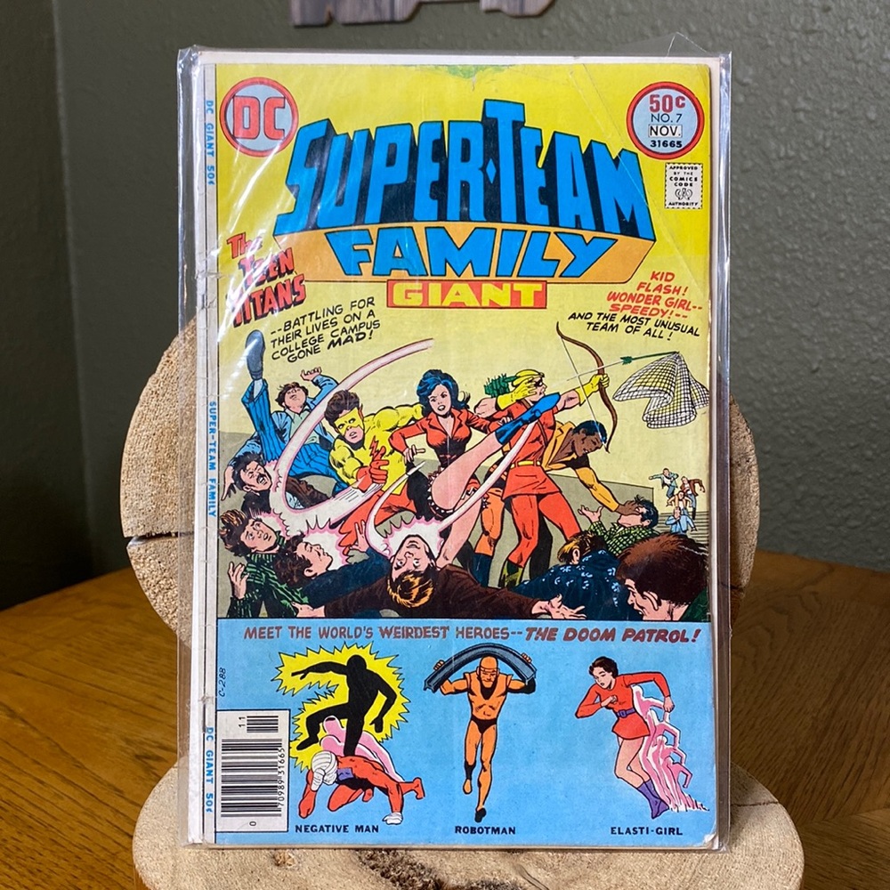 DC COMICS Super Team Family